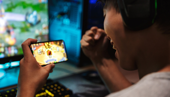 make money mobile online gaming 585x334 1 - Here Are the 3 Major Features to Consider When Choosing a Gaming Site